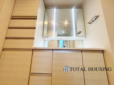 【独立洗面台】 | クレアホームズ真駒内公園 | ゆとりの洗面スペースで朝の身支度も快適スムーズに。３面鏡で髪のセットやお化粧もストレスなくこなせ、朝から気分良く通勤通学に向かえそうですね！収納スペースも多くスッキリ綺麗な空間を保つことができます。