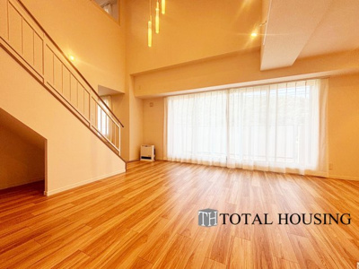 【居間・リビング】 | クレアホームズ真駒内公園 | ご家族みんなで長い時間を過ごすリビングは一番居心地のいいものであって欲しいですね。開放感のある広々リビングに光と風を呼び込みます。収納も多く快適な住空間を実現します。