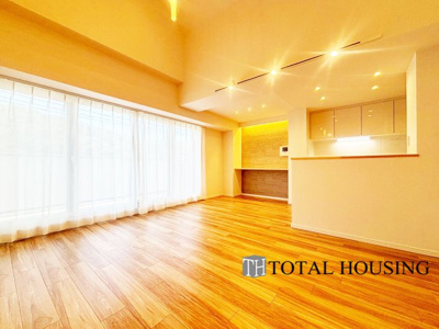 【居間・リビング】 | クレアホームズ真駒内公園 | オープンでのびやかな空間を生み出す、こだわりの広がりとゆとり。家族と過ごす時間を大切にしたい方にぴったりの明るくゆとりある住空間です。南西側の窓からの日差しがリビングの隅々までしっかりと届きます！