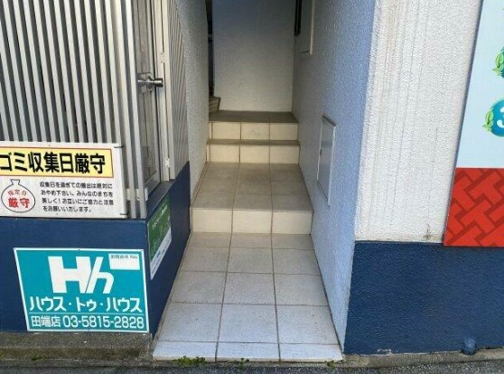 谷田貝ビルのエントランス