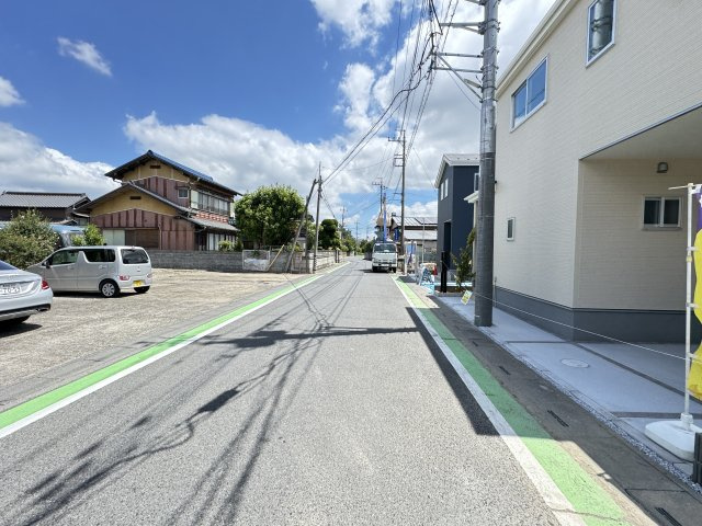 三郷市彦倉１丁目新築戸建【彦成小学校：4分】の前面道路含む現地写真|北側前面道路・幅員約6.4ｍ
