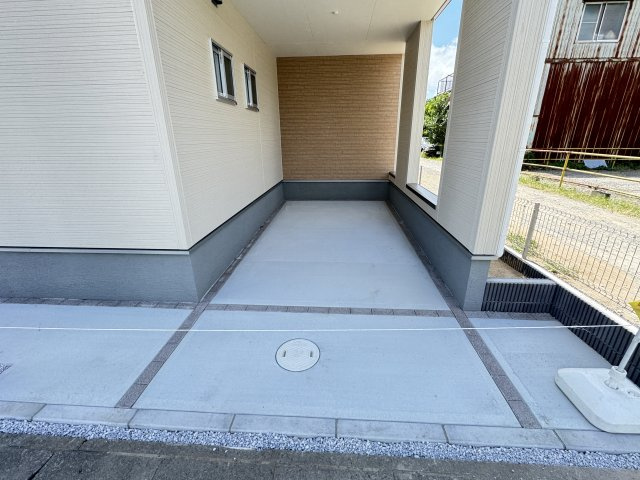 三郷市彦倉１丁目新築戸建【彦成小学校：4分】の駐車場|1号棟駐車スペース・愛車に優しいビルトインガレージ・もう１台南側にあり