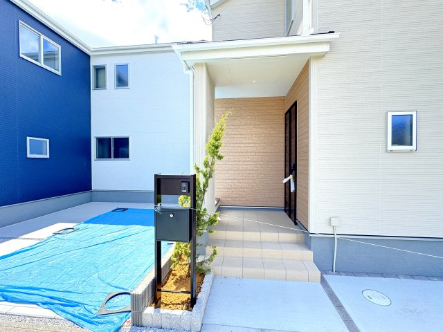 三郷市彦倉１丁目新築戸建【彦成小学校：4分】のエントランス|エントランス・玄関ポーチ