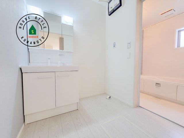 熊本市北区室園町第1-5棟（4号棟）　の脱衣所|ゆとりの洗面スペースで朝の身支度もスムーズに。暮らしを快適に変えるシャワー付洗面台です！