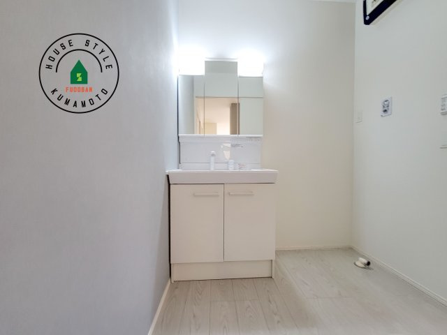 熊本市北区室園町第1-5棟（4号棟）　の独立洗面台|毎日使うものだから清潔な空間を保ちたい水回り。洗面にはそんな願いを解消させてくれる収納アイデアが満載です。三面鏡の裏側にはキャビネットが現れ小物から背の高い物まで収納できます。