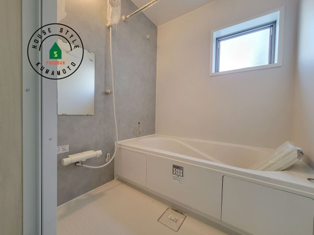 熊本市北区室園町第1-5棟（4号棟）　の浴室|ウ窓もあるので換気も安心ですね。1日の疲れを癒してくれる広々バスルーム。雨の日のお洗濯にも大活躍な浴室乾燥機付です！