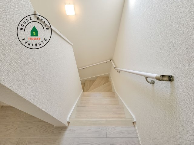 熊本市北区室園町第1-5棟（4号棟）　の内装|階段からも明るい光が入ります。採光や通風も階段の重要な役割です。