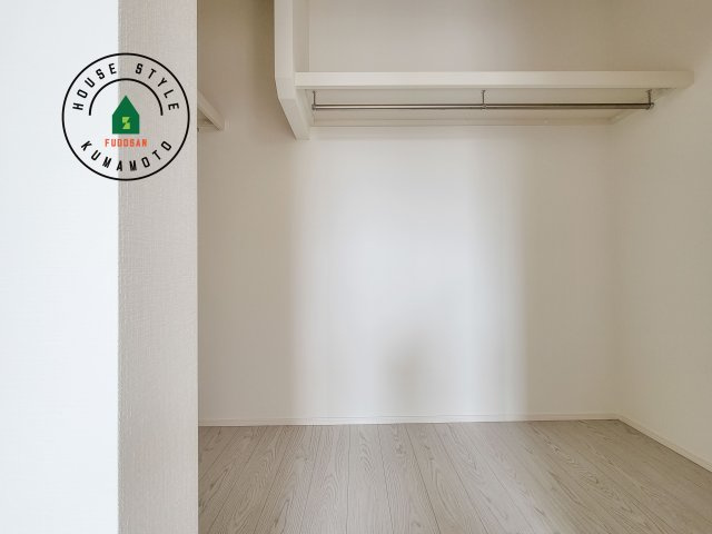 熊本市北区室園町第1-5棟（4号棟）　の収納|洋服や大きな荷物が多い方や人数の多いご家族などは、一般的なクローゼットよりもウォークインクローゼットのほうが使い勝手が良いです。