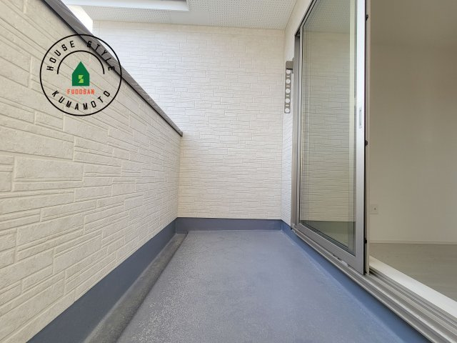 熊本市北区室園町第1-5棟（4号棟）　のバルコニー|風をしっかりと感じられるバルコニーでは、毎日が洗濯日和です。広々としているので洗濯も楽しくなるでしょうし、気分転換にバルコニーからの眺めを楽しむのもいいでしょう。