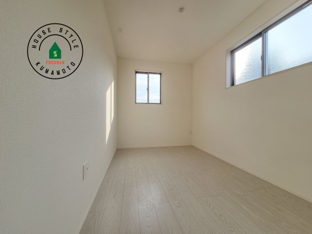 熊本市北区室園町第1-5棟（4号棟）　の洋室|柔らかい陽光が差し込む明るいお部屋を演出する設計。彩光の取れる窓が気持ちの良いお部屋を創り上げます。