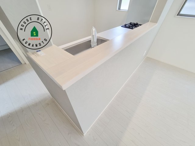 熊本市北区室園町第1-5棟（4号棟）　のダイニング|キッチンから立ち込める香りが今日の料理を期待させます。