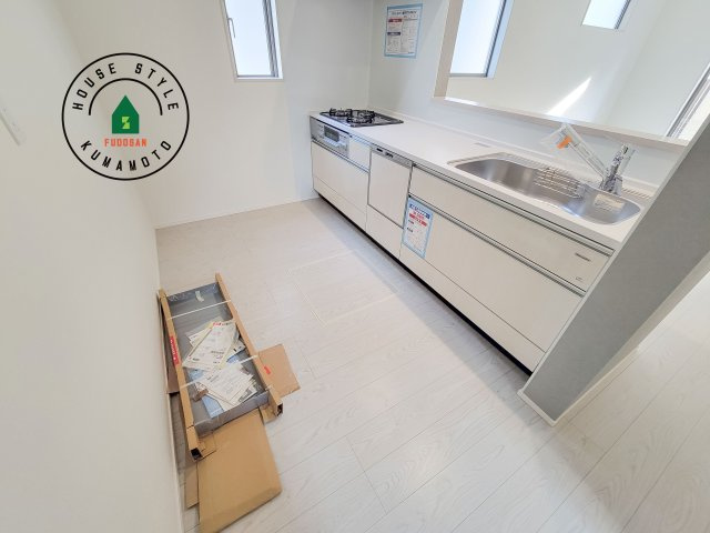 熊本市北区室園町第1-5棟（4号棟）　のキッチン|ダイニングテーブルへの配膳がラクラク、お料理はかどるカウンター付きシステムキッチン！