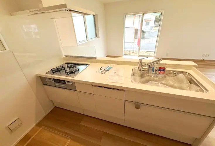 佐伯区皆賀１丁目　№35974のキッチン|カウンターキッチンなので
ちょっとしたものを置くときに
便利です。