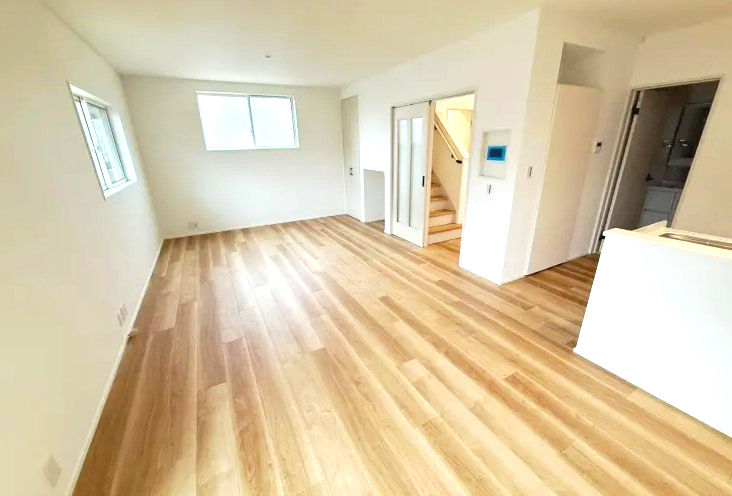 佐伯区皆賀１丁目　№35974の居間・リビング|ＬＤＫ21.3帖
ダイニングテーブルやソファを
置いてもゆとりがあります。