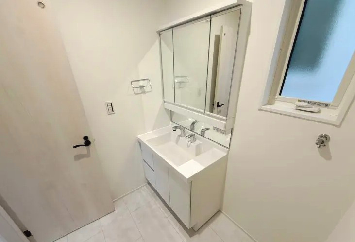 佐伯区皆賀１丁目　№35974の独立洗面台|白を基調とした明るい
洗面台です。