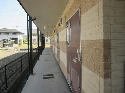 レオパレスＥＭ１の玄関