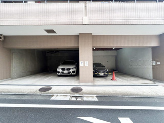 【駐車場】 | マンションの駐車場スペース。空きの有無や駐車料金、サイズ規定などについては、改めてお問い合わせください。～即日のご見学可能～　お問合せはお気軽にどうぞ。