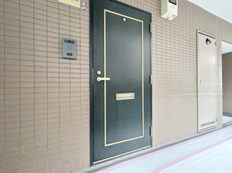 【その他共用部分】 | 皆様をお迎えする、お部屋の玄関ドア。開けやすさや開放角度、ドアノブの操作しやすさや鍵の形状などを、現地で一度ご確認ください。～即日のご見学可能～　お問合せはお気軽にどうぞ。