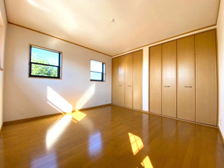 【洋室】 | かまとり住宅のリフォーム戸建て「リ・スタイル」 | 2階10帖洋室。主寝室にぴったりです。
大容量のクローゼットを完備していますので、増えていくお洋服もすっきり収納できます。