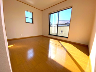 【洋室】 | かまとり住宅のリフォーム戸建て「リ・スタイル」 | ６帖のフローリングはお子様のお部屋としてもぴったりです。
収納スペースもしっかり完備。バルコニーへ行き来できます。