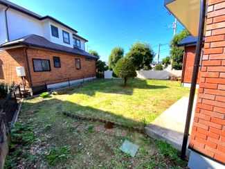 【庭】 | かまとり住宅のリフォーム戸建て「リ・スタイル」 | ガーデニングやバーベキューなど多彩な使用を想像させる庭となっております。
夏のお子様のプールやワンちゃんのドックランとしても良さそうです！
なにかワクワクさせてくれる庭ですね！