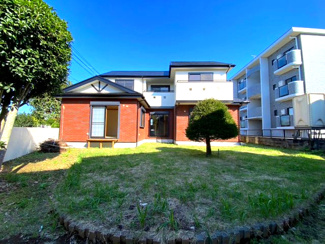 【庭】 | かまとり住宅のリフォーム戸建て「リ・スタイル」 | 『リスタイルのリフォーム済み物件』
邸宅感のある外観と広い庭。駐車場2台　1台は屋根付き。
緑も多く自然とマッチした一戸建てとなっております！