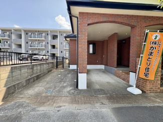 【外観】 | かまとり住宅のリフォーム戸建て「リ・スタイル」 | 『リスタイルのリフォーム済み物件』
邸宅感のある外観と広い庭。駐車場2台　1台は屋根付き。
緑も多く自然とマッチした一戸建てとなっております！