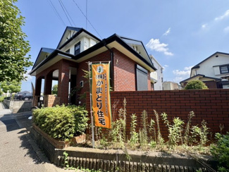 【外観】 | かまとり住宅のリフォーム戸建て「リ・スタイル」 | 『リスタイルのリフォーム済み物件』
邸宅感のある外観と広い庭。駐車場2台　1台は屋根付き。
緑も多く自然とマッチした一戸建てとなっております！
