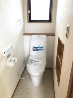 【トイレ】 | かまとり住宅のリフォーム戸建て「リ・スタイル」 | 新規交換済みです。温水洗浄便座です。
ニッチも付いていて小物を置くのも便利です！