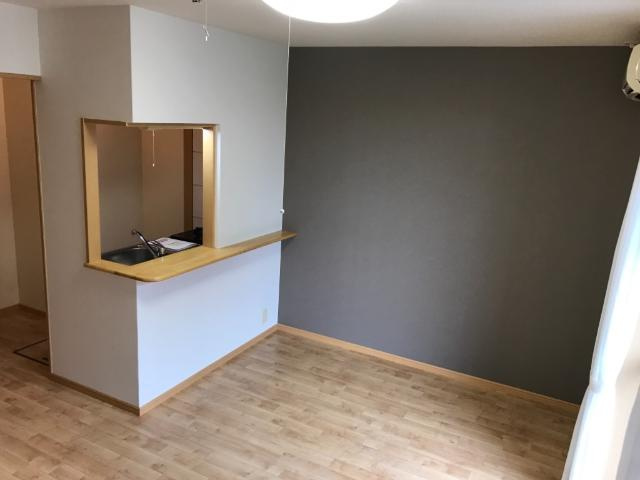 フローリィ・パルク・ヴィーブルの居間・リビング|アクセントクロスに張替えました