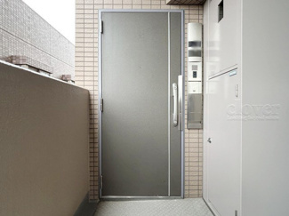 【その他共用部分】 | ダブルロック式の玄関ドアが皆様をお出迎え。お部屋のセキュリティの観点からも、うれしい設備ですね。玄関の色もシックで良い感じです。～即日のご見学可能～　お問合せはお気軽にどうぞ。