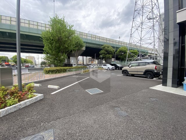 AELL OSAKA EASTの駐車場