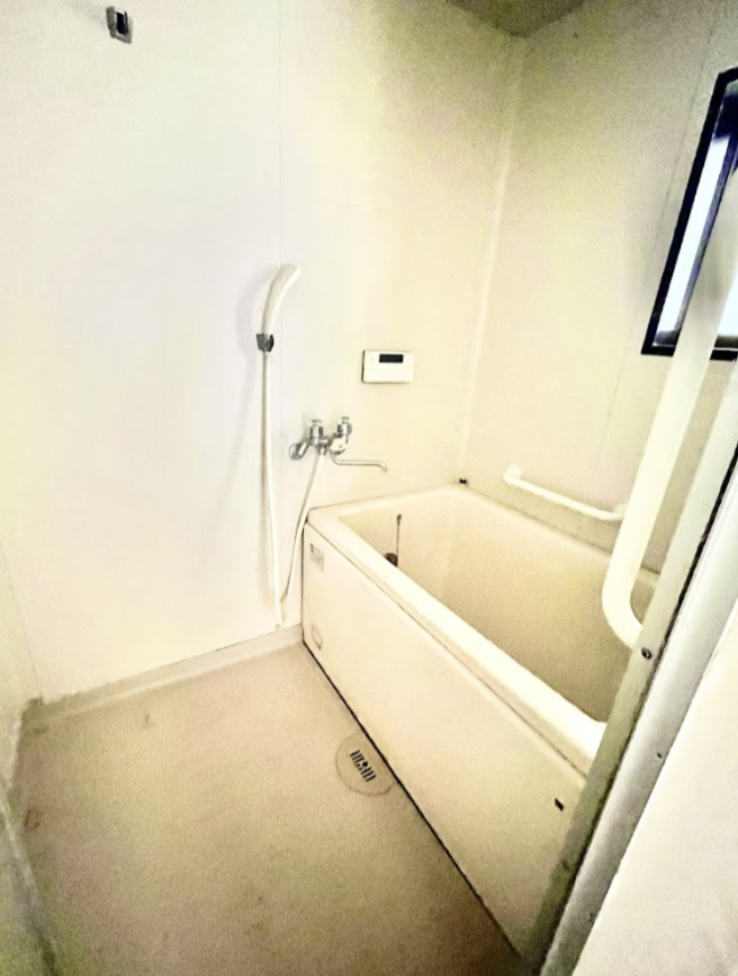売中古戸建　中央区小豆餅1丁目の浴室|シンプルな浴室です。窓もあるのでしっかり換気できます。
