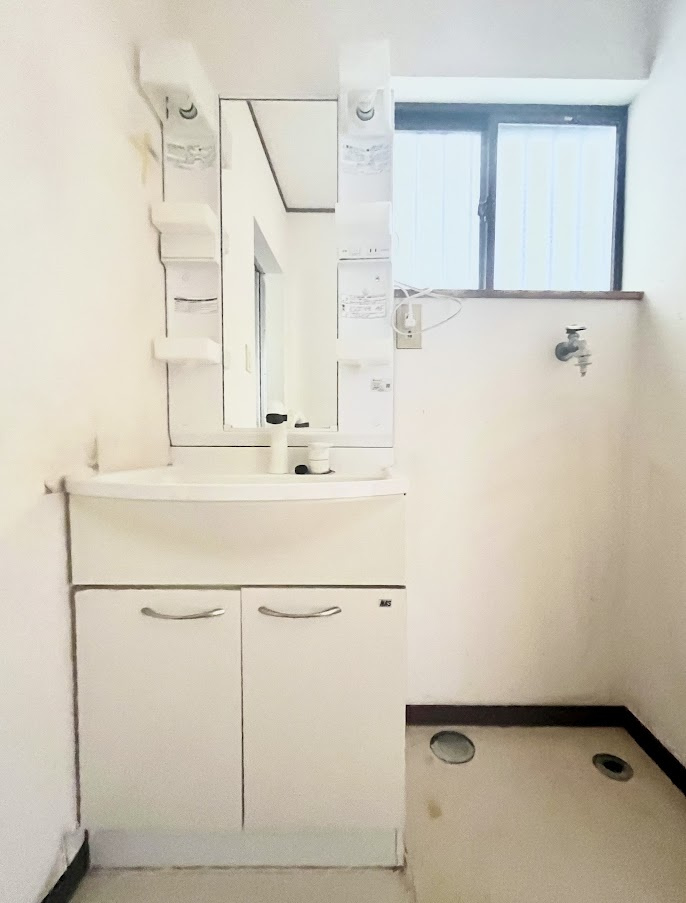 売中古戸建　中央区小豆餅1丁目の独立洗面台|清潔感がある洗面スペースです。洗濯機置き場あります！