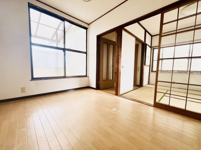 売中古戸建　中央区小豆餅1丁目の洋室|2階の洋室。隣が和室でつながっているので広く感じます。