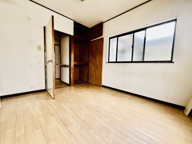 売中古戸建　中央区小豆餅1丁目の洋室|2階の洋室。収納スペースも完備！