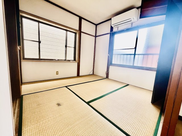 売中古戸建　中央区小豆餅1丁目の前面道路含む現地写真|敷地の間口は5.5m。駐車スペースは1台分です。