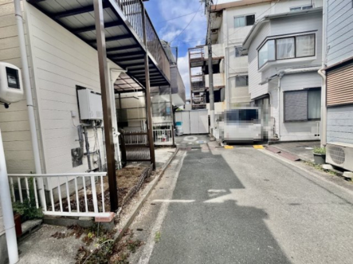 売中古戸建　中央区小豆餅1丁目の前面道路含む現地写真|敷地の間口は5.5m。駐車スペースは1台分です。