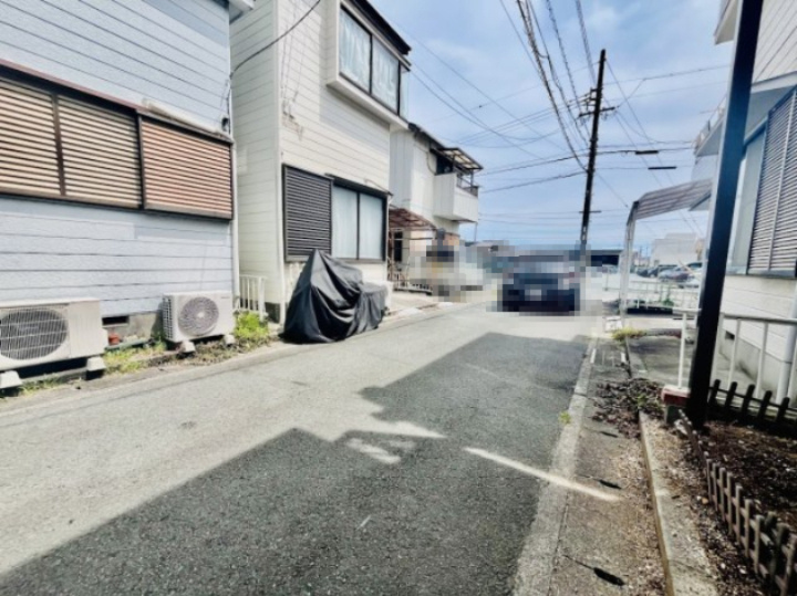 売中古戸建　中央区小豆餅1丁目の前面道路含む現地写真|前面道路は約4.0m。私道の持ち分あります。