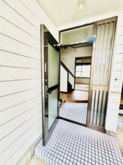 売中古戸建　中央区小豆餅1丁目の居間・リビング|賃貸物件として使われていたので過去にリフォーム歴あり。