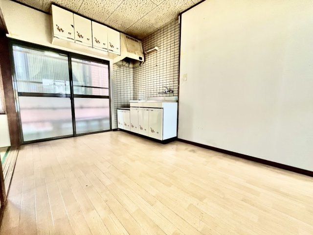 売中古戸建　中央区小豆餅1丁目の居間・リビング|遮光面が多く明るいリビングです。