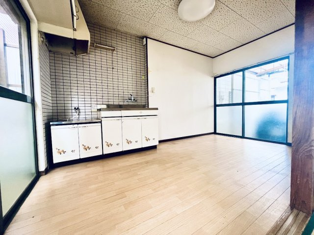 売中古戸建　中央区小豆餅1丁目の居間・リビング|遮光面が多く明るいリビングです。