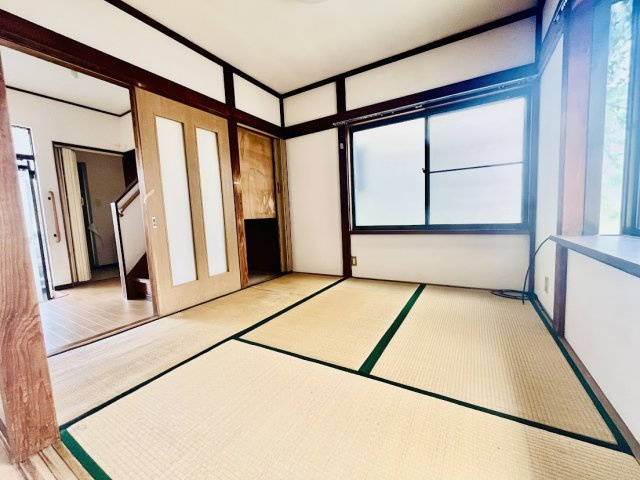 売中古戸建　中央区小豆餅1丁目の和室|１階4.5帖の和室。こちらの遮光面が多く明るい和室です。