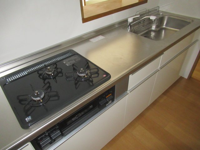 HAT神戸・脇の浜２ＬＤＫのキッチン|お部屋によっては3口ガスコンロが設置されています