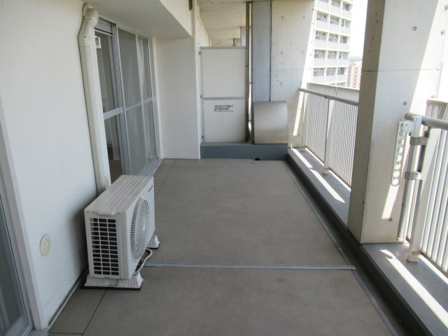 HAT神戸・脇の浜２ＬＤＫのバルコニー|開放的で明るい空間を演出してくれるバルコニーです