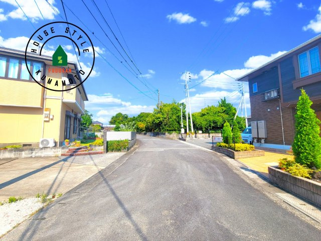 宇城市松橋町久具第1-2棟（1号棟）　の前面道路含む現地写真|前面道路は閑静な住宅地をはしる車通りの少ない道路。お車の出し入れが苦手なママや小さなお子様にも安心ですね。しっかり舗装もされているので、ベビーカーや自転車で通っても快適に通行できます。