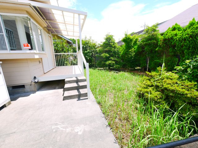 茂原市緑ヶ丘2　中古戸建の庭|敷地約80坪３LDK 駐車2台可能  都市ガス上下水 緑ヶ丘分譲地内 スーパーせんどう徒歩約4分