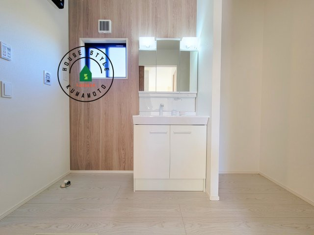 宇城市松橋町久具第1-2棟（2号棟）　の独立洗面台|毎日使うものだから清潔な空間を保ちたい水回り。洗面にはそんな願いを解消させてくれる収納アイデアが満載です。三面鏡の裏側にはキャビネットが現れ小物から背の高い物まで収納できます。