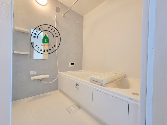 宇城市松橋町久具第1-2棟（2号棟）　の浴室|ウ窓もあるので換気も安心ですね。同社仕様。1日の疲れを癒してくれる広々バスルーム。雨の日のお洗濯にも大活躍な浴室乾燥機付です！