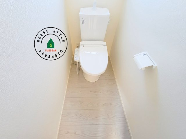 宇城市松橋町久具第1-2棟（2号棟）　のトイレ|温水洗浄便座を完備しております。2ヶ所にトイレがあるのは朝の慌ただしい時間も安心です。